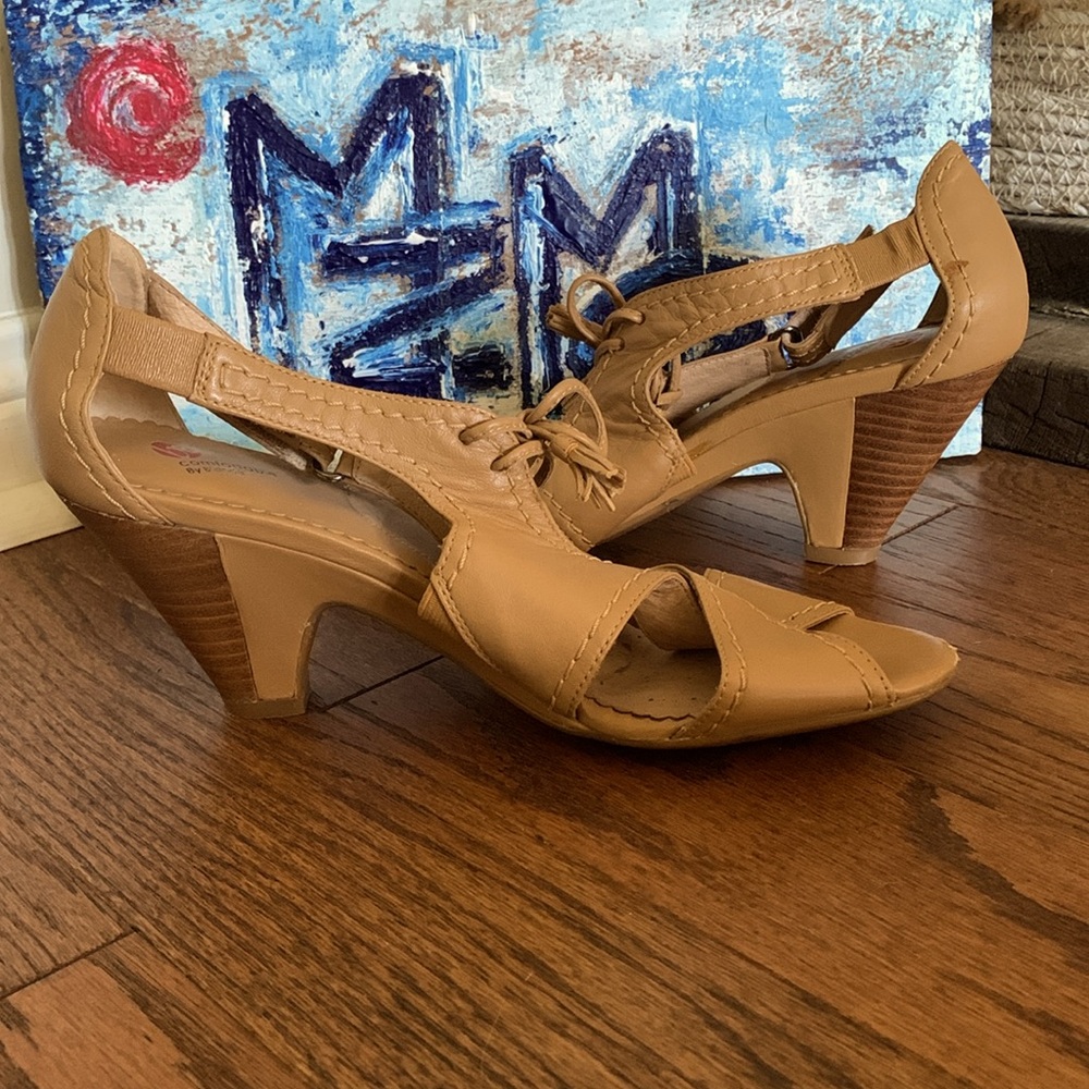 be Comfortable Blondo Heeled Sandals Tan Leather Peep Toe Sz 8M - Picture 3 of 16